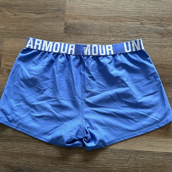 Like NEW Under Armor Play Up Shorts - Picture 2 of 3